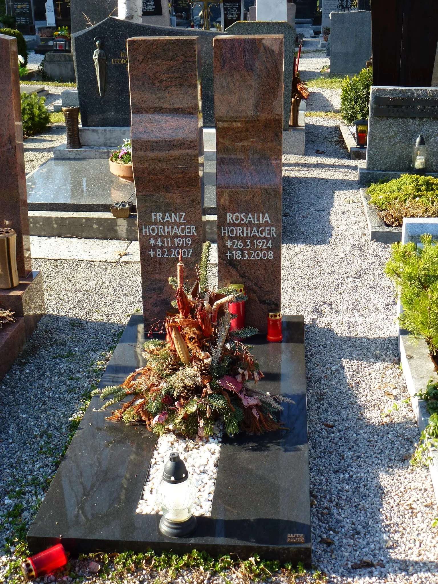 Zweiteilige Stele aus rotbraunem Stein mit Grabplatte